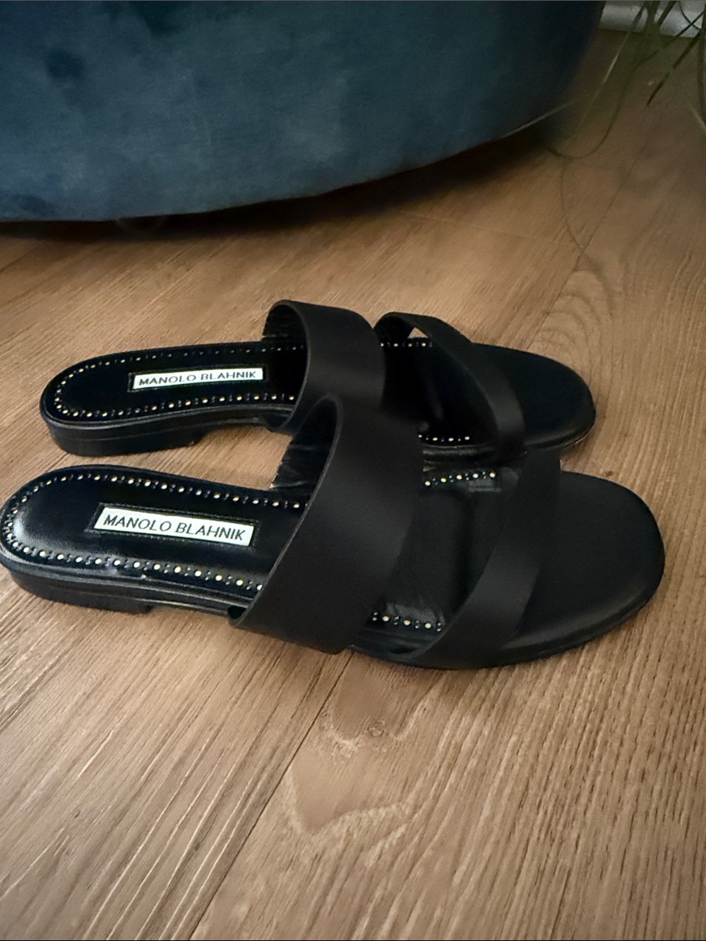 MANOLO BLAHNIK
Serrato Leather Two-Band Flat Sandals Balck